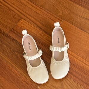 Almost new Lambskin Mary Jane, Ivory